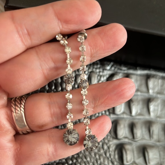 ๐๐๐๐Vintage Dark Grey and Clear Crystal Dangle Earrings - Picture 4 of 8